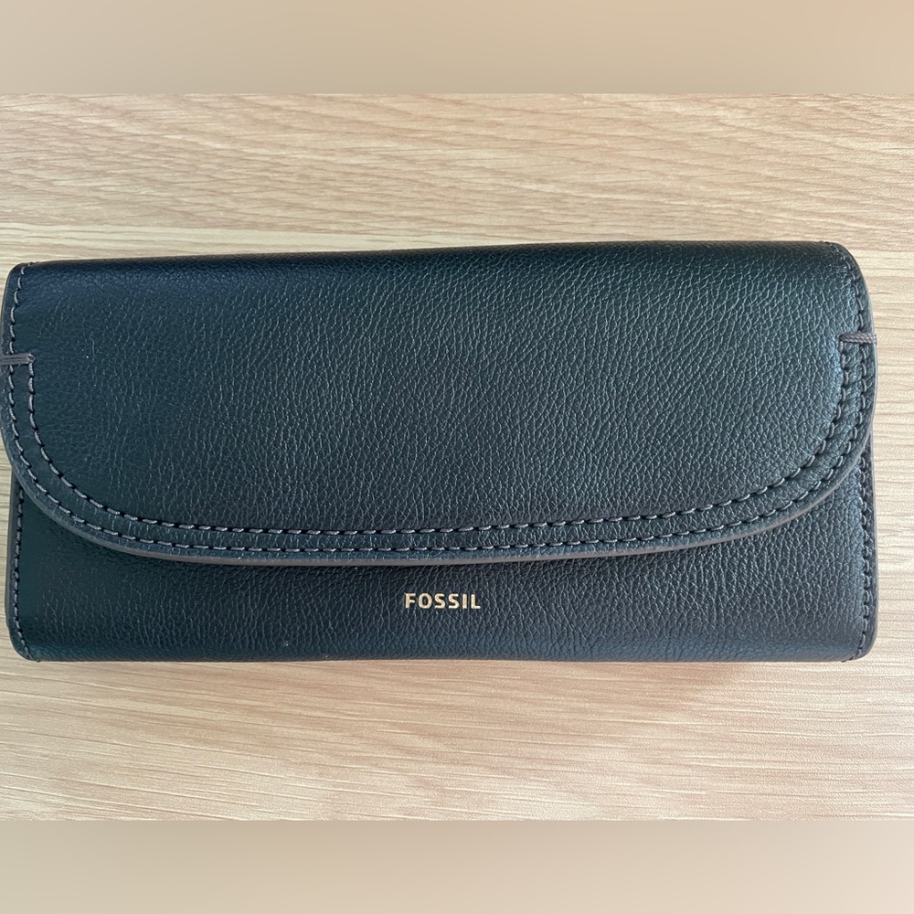 NWT Black leather fossil wallet.